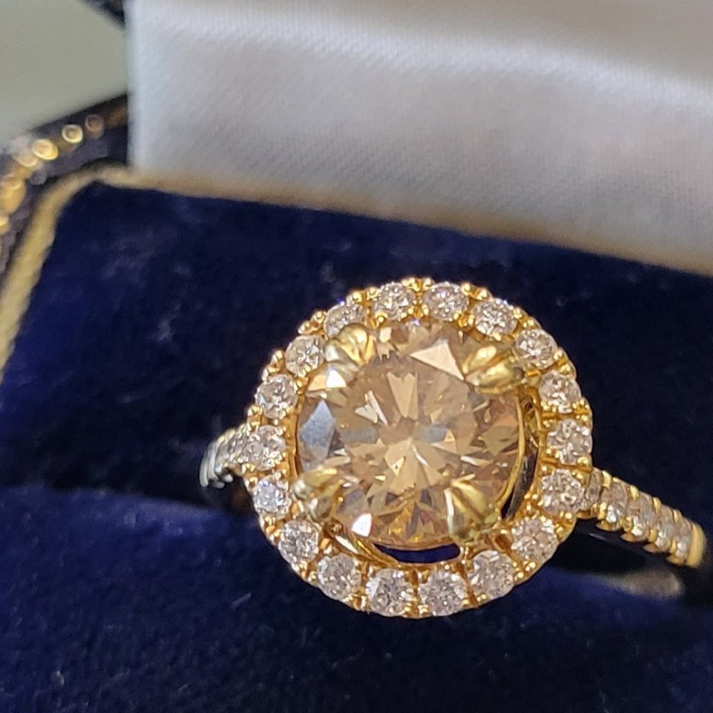(GIA) Fancy Champagne,VS2 SI2 diamonds 18kt  Halo Ring
